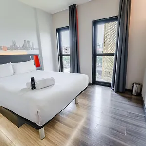 Easyhotel Barcelona Fira Otel